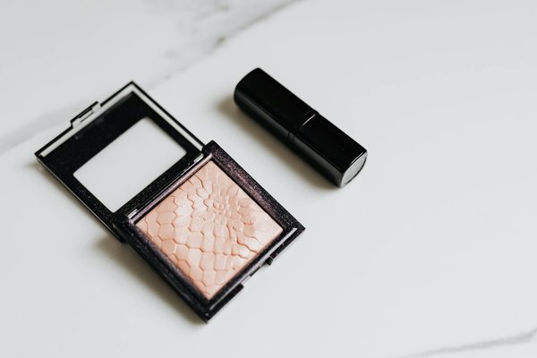 Top tips for stylishly wearing monochrome outfits to achieve a sleek look